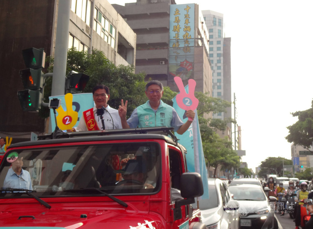 高雄市長補選投票前夜,台灣民眾黨陣營14日不辦晚會,由黨主席柯文哲(車上右)南下高雄,與民眾黨徵召候選人吳益政(車上左)展開車隊掃街拜票,為選情做最後衝刺。中央社記者陳朝福攝 109年8月14日