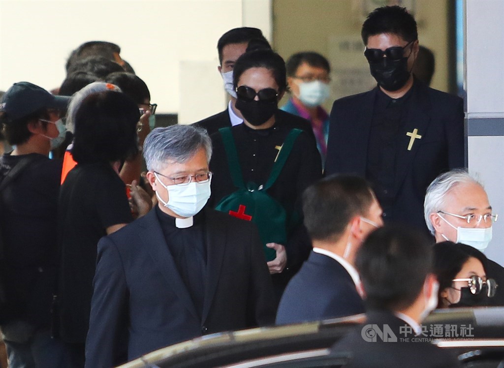 前總統李登輝遺體14日在台北市立第二殯儀館火化,李登輝孫女李坤儀(後中)捧著骨灰罈搭車返家。中央社記者王騰毅攝 109年8月14日