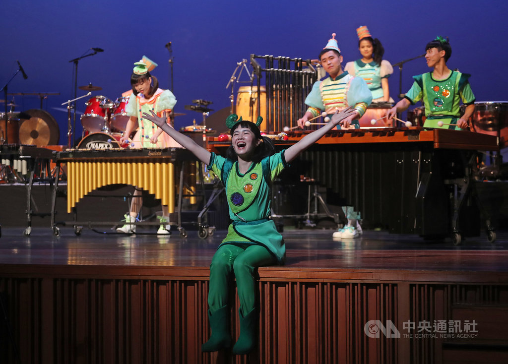 朱宗慶打擊樂團推出今年首檔豆莢寶寶兒童音樂會「Bling Bling大冒險」,15日起將展開巡演,14日在台北城市舞台進行彩排,活潑的打擊節奏搭配團員唱跳帶動,要帶領大、小朋友感受擊樂魅力。中央社記者裴禛攝 109年8月14日