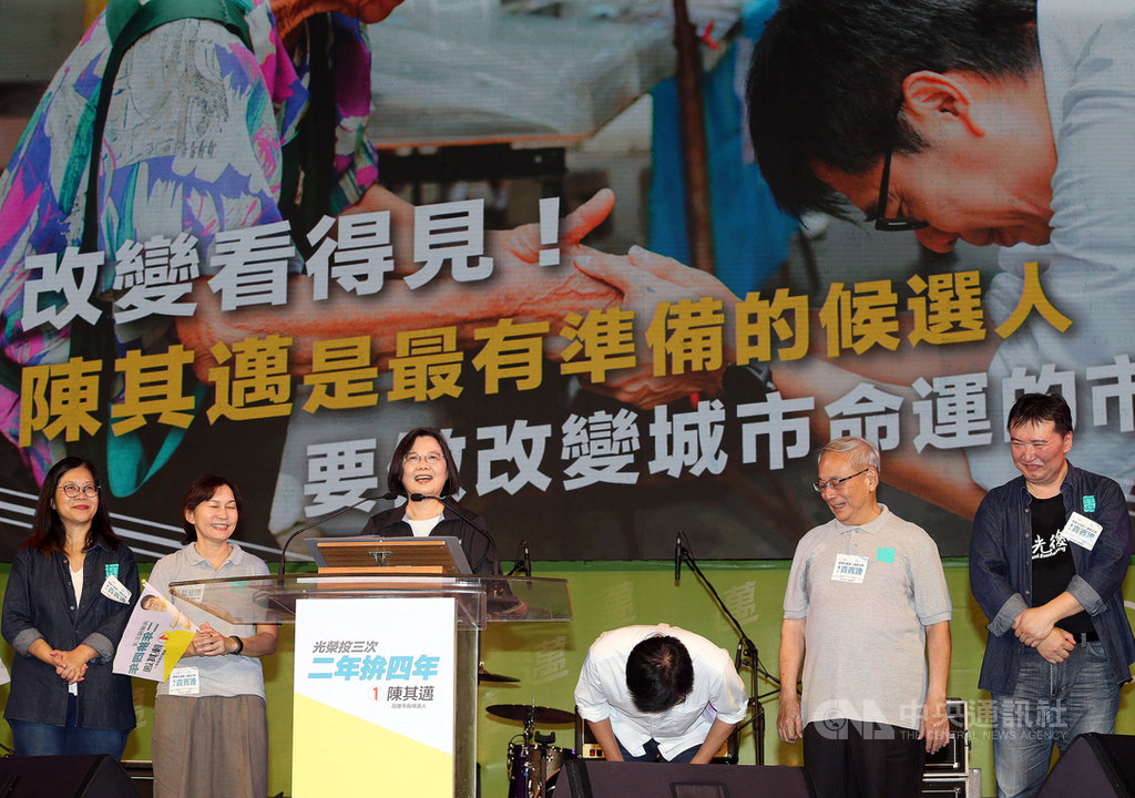 兼任民進黨主席的總統蔡英文(左3)14日赴高雄力挺民進黨高雄市長補選候選人陳其邁時表示,陳其邁是民進黨唯一的高雄市長人選,也是3名候選人中唯一做好準備的「大聯盟」級候選人,雖然有人批評他選輸過,但她自己也選輸過兩次,而「選輸沒有打倒我們,反而讓我們變得更強」。中央社記者郭日曉攝 109年8月14日