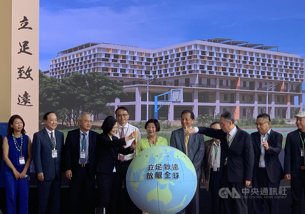 總統蔡英文(左4)14日出席國立交通大學台南校區致遠樓啟用儀式,同時參與產學共創聯盟大會成立。中央社記者張榮祥台南攝 109年8月14日