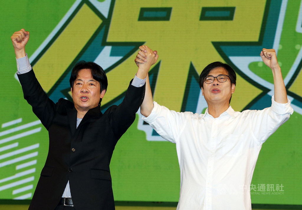民進黨高雄市長補選候選人陳其邁(右)14日晚間舉行「高雄大邁進」選前之夜造勢晚會,副總統賴清德(左)出席力挺,牽起陳其邁的手高呼「凍蒜」等口號。中央社記者郭日曉攝 109年8月14日