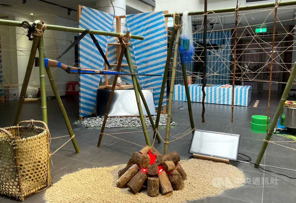 新北市烏來泰雅民族博物館14日舉辦「獵人記憶與技藝傳承特展」,展出各式獵具和狩獵場景,盼透過特展讓民眾從不同角度看見台灣歷史。(新北市政府原住民族行政局提供)中央社記者黃旭昇新北傳真 109年8月14日