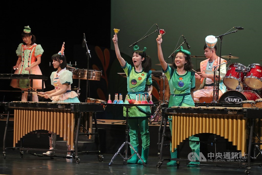 朱宗慶打擊樂團15日起將開始巡迴2020年首檔豆莢寶寶兒童音樂會「Bling Bling大冒險」,團員14日在台北城市舞台進行彩排。中央社記者裴禛攝 109年8月14日