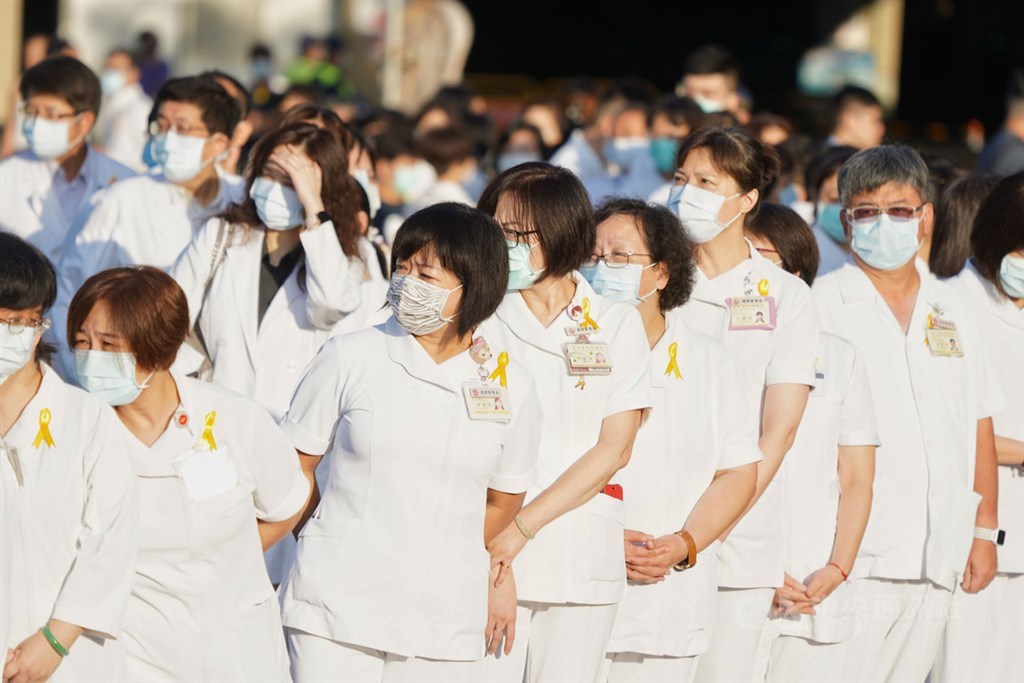 前總統李登輝的遺體冰存在台北榮總,14日上午移靈至濟南教會進行入殮火化禮拜,北榮的醫護人員列隊送行,目送車隊離開。中央社記者徐肇昌攝 109年8月14日