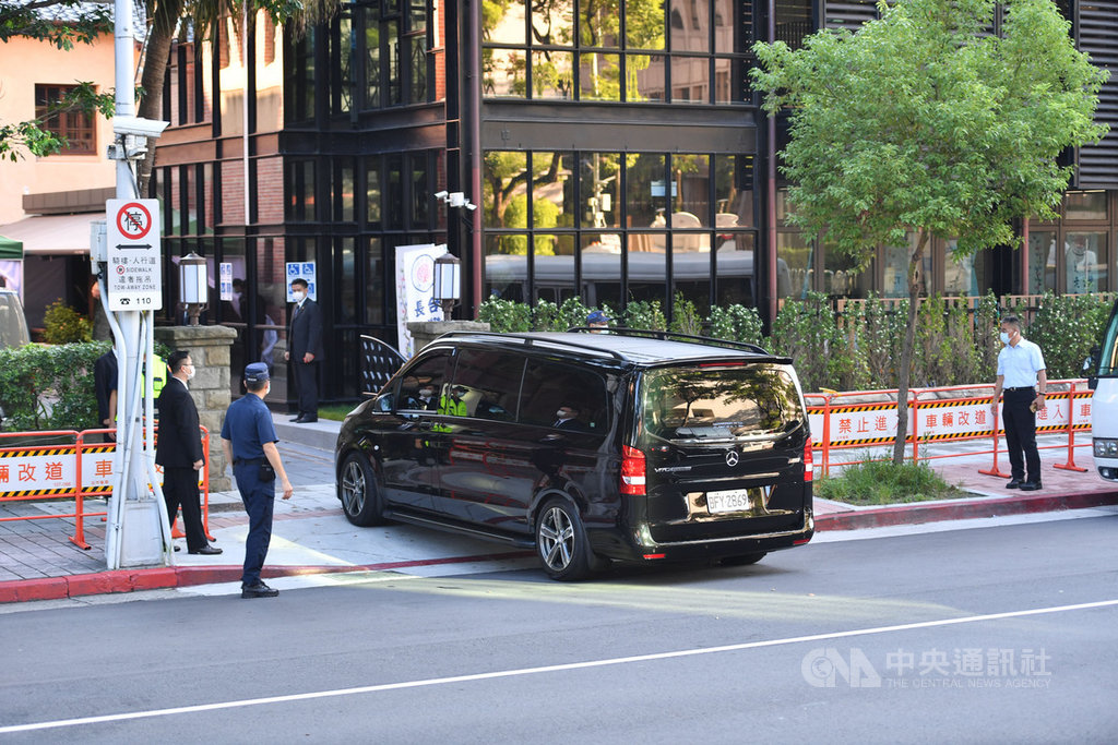 前總統李登輝的移靈車隊14日上午6時57分到達濟南教會,進行入殮火化禮拜後,將於台北市立第二殯儀館火化。中央社記者王飛華攝 109年8月14日