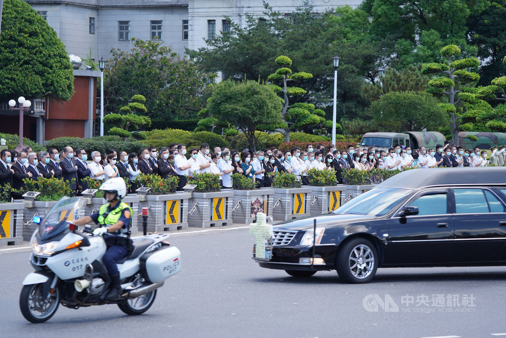 前總統李登輝14日上午在濟南教會進行入殮禮拜後,移靈車隊繞行總統府一周進行最後巡禮。總統府祕書長李大維、國安會祕書長顧立雄等率府內同仁在總統府前廣場,向李登輝行扶手禮致意。中央社記者徐肇昌攝 109年8月14日