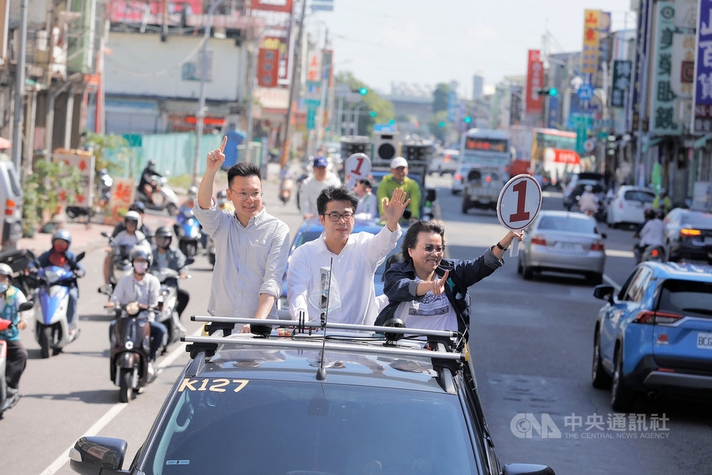 民進黨高雄市長補選候選人陳其邁(中)14日由民進黨副秘書長林飛帆(左)及立委劉世芳(右)陪同,在北高雄進行車隊掃街,沿途向民眾揮手,爭取支持。(陳其邁競總提供)中央社記者王淑芬傳真 109年8月14日