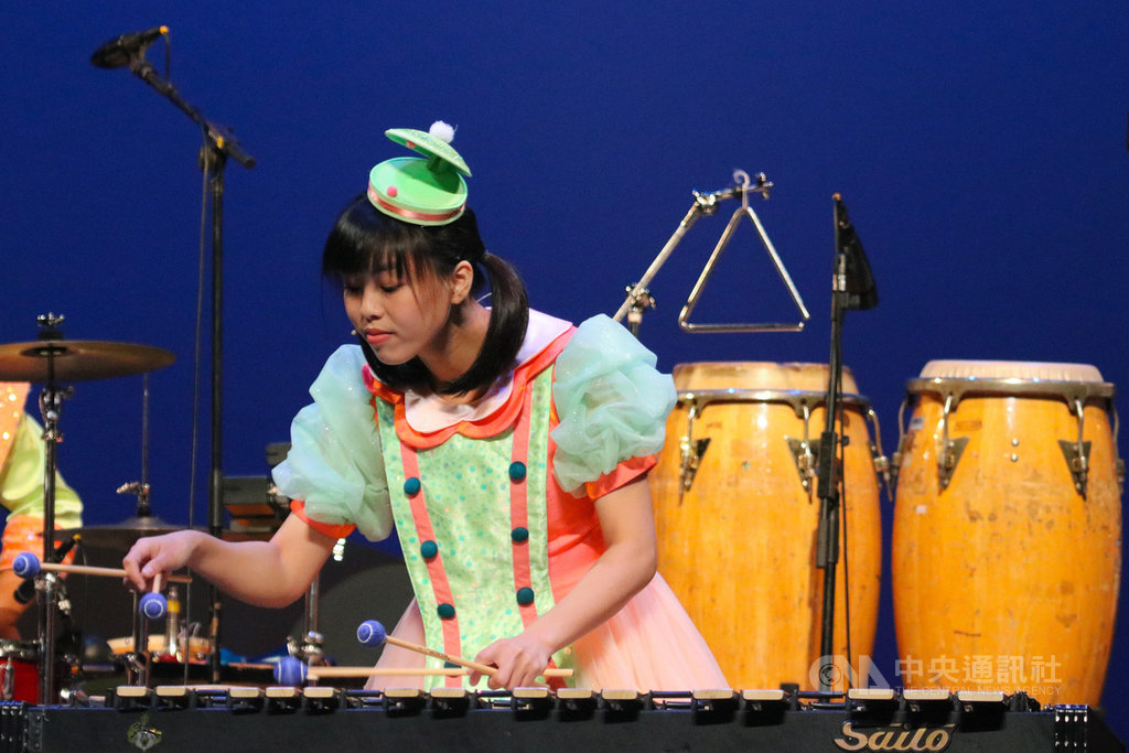 朱宗慶打擊樂團2020豆莢寶寶兒童音樂會「Bling Bling大冒險」將展開全台巡演,演出曲目「月光派對」是改編自「樂聖」貝多芬的經典作品「月光」,將鋼琴奏鳴曲透過擊樂方式呈現。中央社實習記者賴昀岫攝 109年8月14日