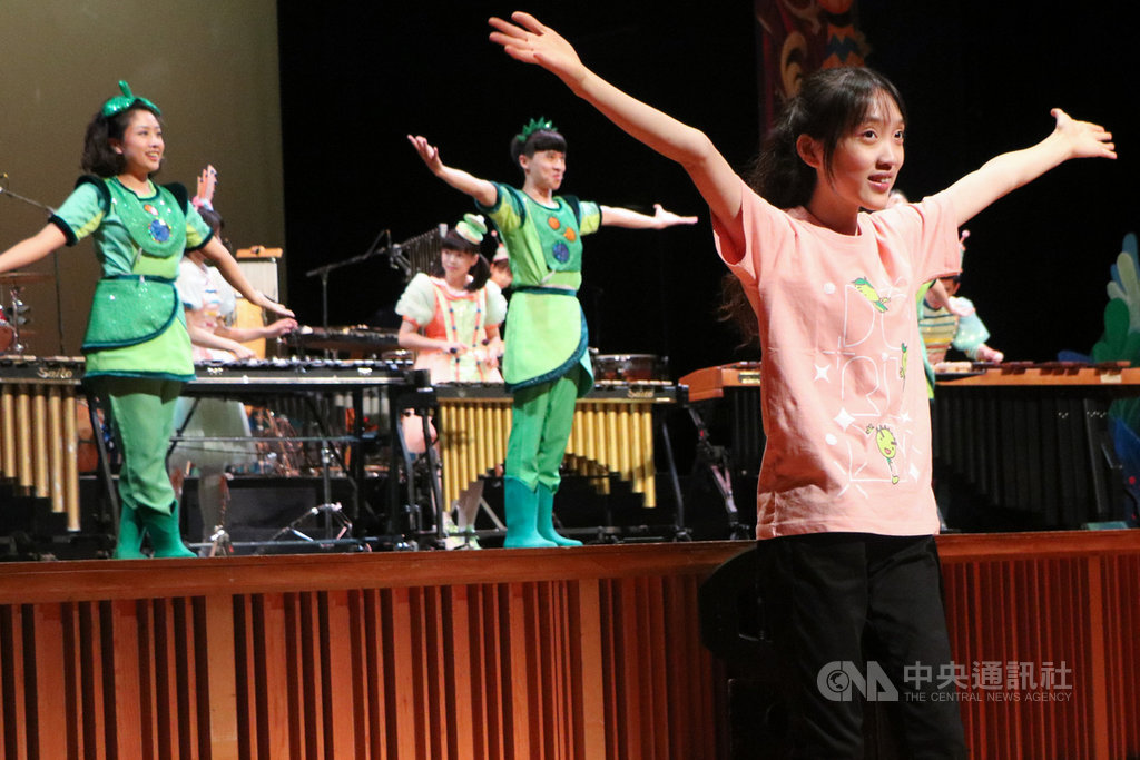 朱宗慶打擊樂團15日起於全台巡迴演出「2020豆莢寶寶兒童音樂會–Bling Bling大冒險」,將以樂器演奏吸引孩子目光,加上團員唱跳帶動、戲劇與聲光,豐富音樂會內容。中央社實習記者賴昀岫攝 109年8月14日