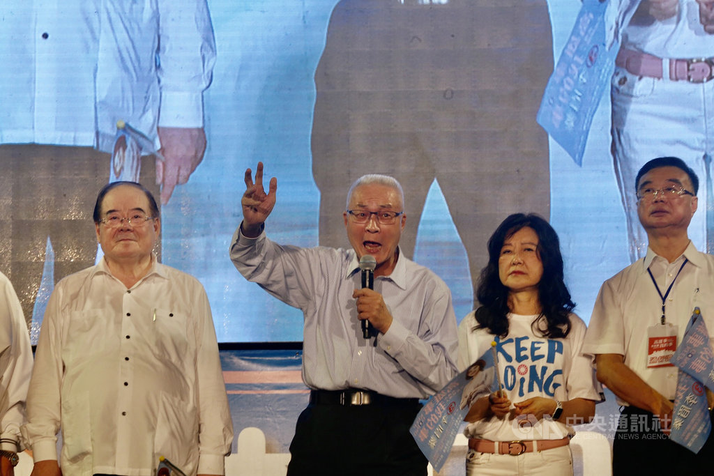 國民黨籍高雄市長補選候選人李眉蓁14日在夢時代旁的台糖物流園區空地舉辦選前之夜造勢晚會,前副總統吳敦義(左2)登台助選,為選情做最後衝刺。中央社記者董俊志攝 109年8月14日