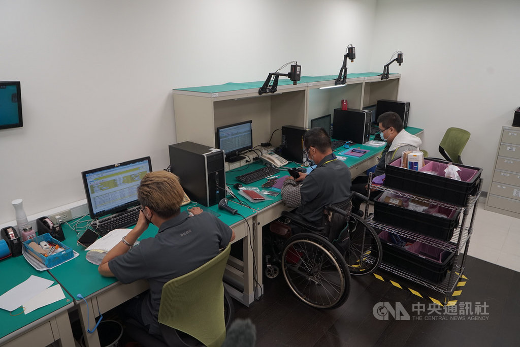 3C通路商神腦台北民權Apple授權維修中心14日開幕,提供友善工作環境,包括符合輪椅高度的工作桌及工具台。(神腦提供)中央社記者吳家豪傳真 109年8月14日