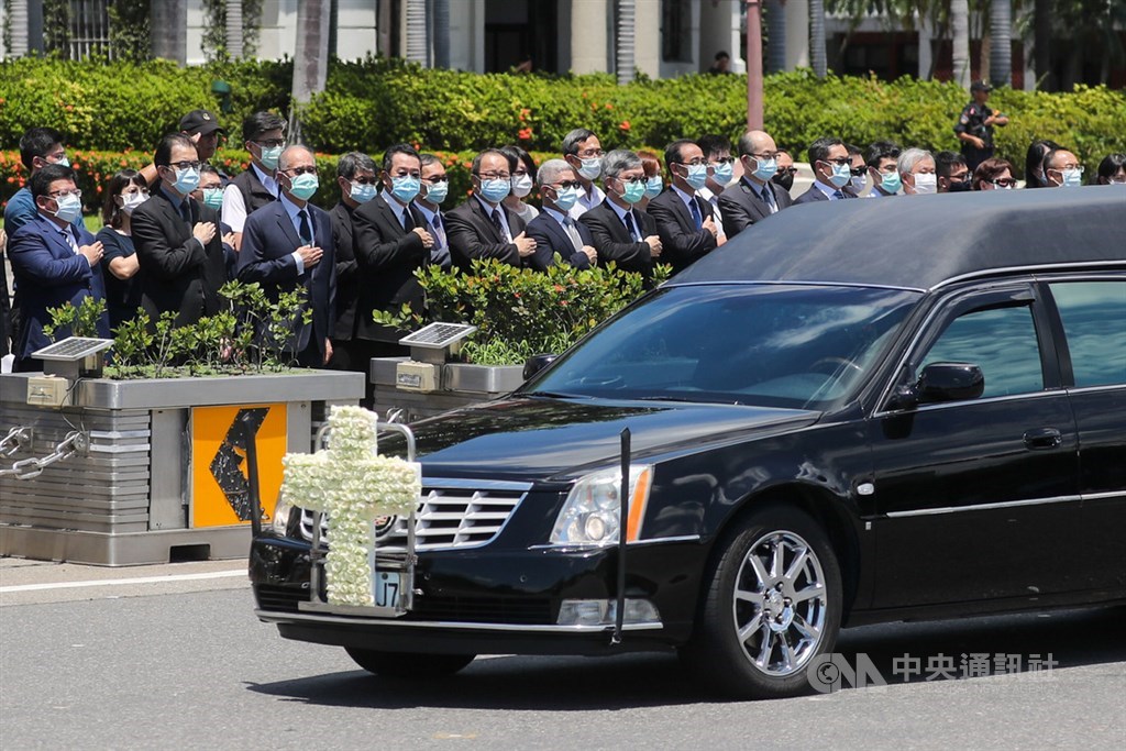 前總統李登輝14日上午在濟南教會進行入殮禮拜後,移靈車隊前往總統府進行最後巡禮。總統府副祕書長李俊俋(前排左起)、劉建忻、總統府祕書長李大維、國安會祕書長顧立雄等率隊在府前廣場向李登輝行禮致意。中央社記者裴禛攝 109年8月14日