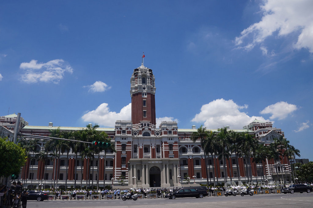 前總統李登輝14日上午在濟南教會進行入殮禮拜後,移靈車隊前往總統府進行最後巡禮,府內同仁在總統府前廣場送行致意。中央社記者徐肇昌攝 109年8月14日