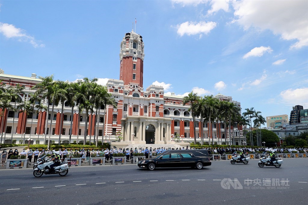 前總統李登輝入殮火化禮拜14日上午在濟南教會舉行,結束後移靈車隊自濟南教會離開,繞行總統府一周,進行最後巡禮。中央社記者裴禛攝 109年8月14日