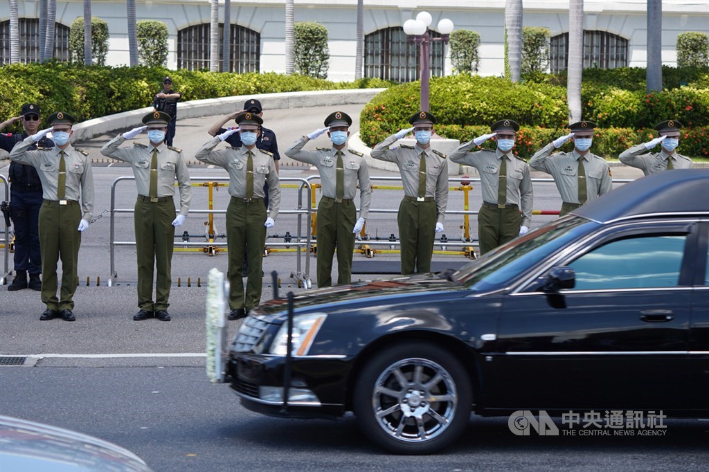 前總統李登輝辭世,14日在濟南教會進行入殮火化禮拜後,載運李登輝遺體的車隊繞行總統府一周,總統府憲兵行禮向車隊致意。中央社記者徐肇昌攝 109年8月14日