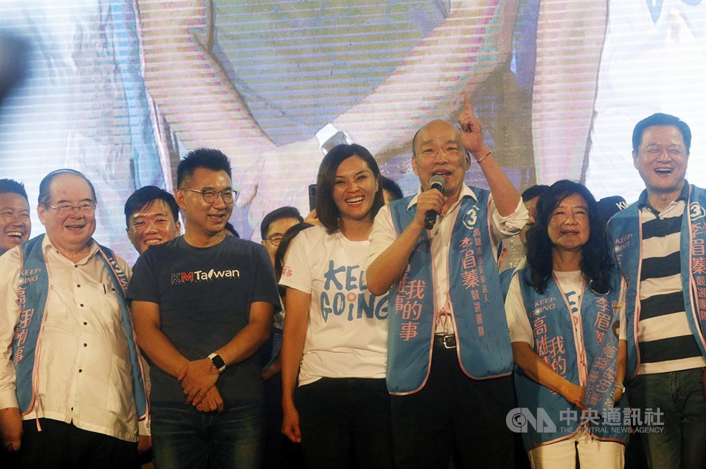 國民黨高雄市長補選候選人李眉蓁(前左3)14日選前之夜舉辦造勢晚會,黨內人士全力相挺,包含黨主席江啟臣(前左2)、黨秘書長李乾龍(前左)、前台北縣長周錫瑋(前右)、已故前高雄市議長許崑源遺孀林絲娛(前右2)及前高雄市長韓國瑜(前右3)皆到場站台。中央社記者董俊志攝 109年8月14日