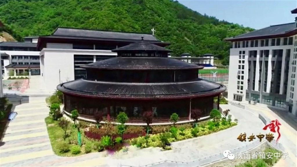 陝西鎮安縣是去年5月才摘帽的深度貧困縣,卻斥資人民幣7.1億元建一所仿唐式風格的豪華中學,引發外界爭議。(取自鎮安中學微信公眾號)中央社 109年8月14日
