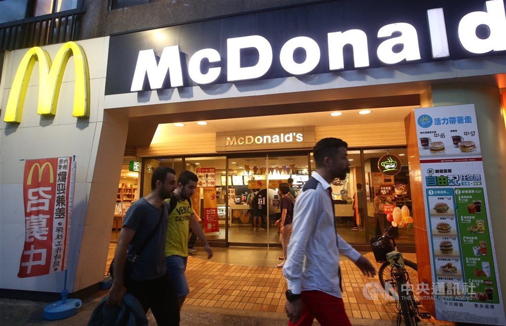 台灣麥當勞14日表示,26日起停售包含千島黃金蝦堡、安格斯黑牛堡等含7款產品。(中央社檔案照片)