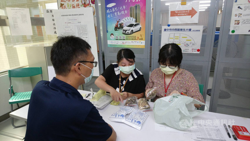 前台中市議長張宏年全家發生鉛中毒案後,衛生局查出盛唐及九褔中醫違法使用硃砂入藥,目前持續受理民眾送驗的中藥檢體。(台中市衛生局提供)中央社記者郝雪卿傳真 109年8月14日