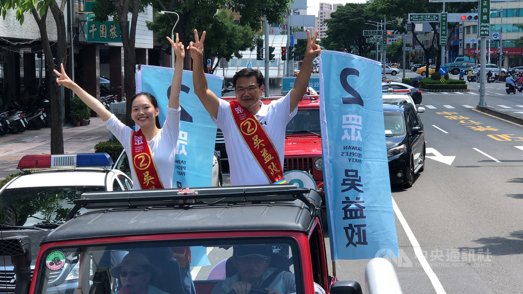 台灣民眾黨高雄市長補選候選人吳益政(右)14日車隊掃街拜票,吳益政的女兒吳洛瑩(左)也現身幫父親助選,爭取選民支持。中央社記者侯文婷攝 109年8月14日