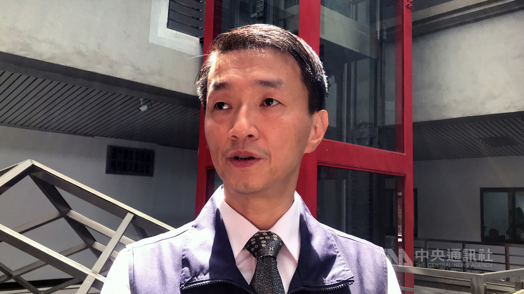 雲林檢警13日破獲以蘇姓男子為首的偽造集團,查扣假造的振興三倍券等多項證物,虎尾警分局偵查隊長李志文(圖)14日出面說明調查經過。 中央社記者姜宜菁攝 109年8月14日