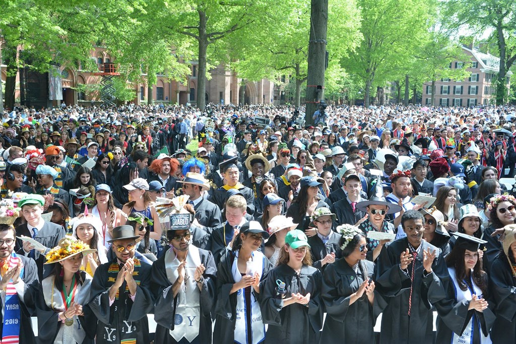 美國司法部13日表示,耶魯大學在大學生錄取過程中違反美國民權法,非法歧視亞裔美籍和白人申請人。耶魯大學「斷然否認」這些指控。(圖取自facebook.com/YaleUniversity)