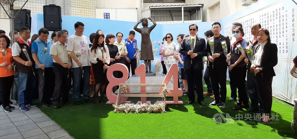 前總統馬英九(前右4)和中國國民黨主席江啟臣(前右3)14日連袂參加台南慰安婦銅像設置2週年紀念追思。中央社記者張榮祥台南攝 109年8月14日