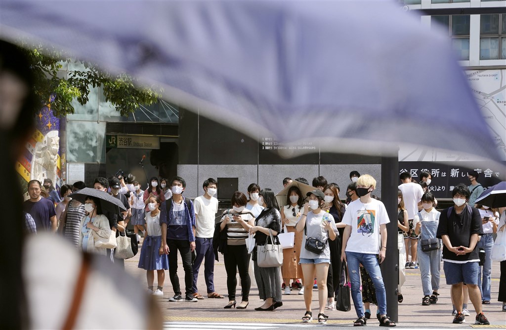 日本13日新增武漢肺炎確診1175例,死亡病例新增11人,累計病例達到5萬2595例。圖為東京街頭民眾戴口罩防疫。(共同社)