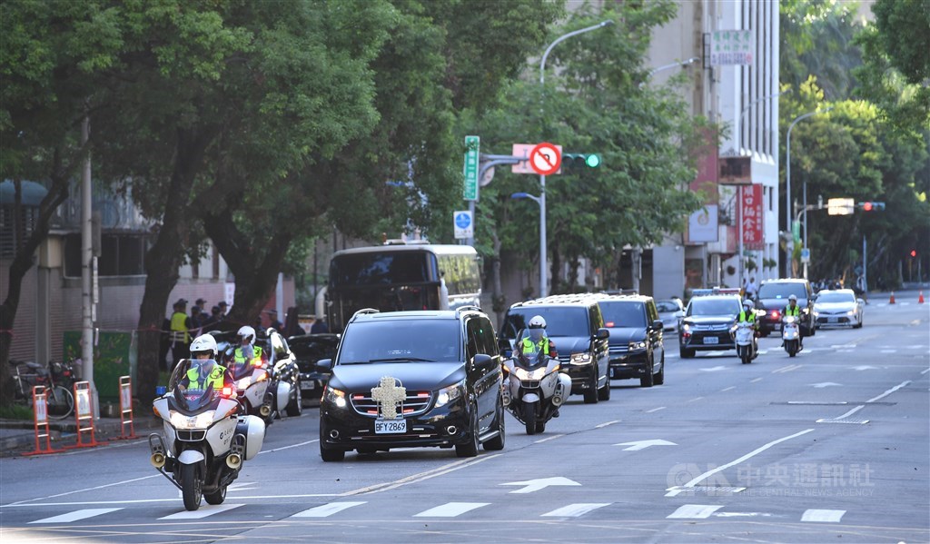 前總統李登輝入殮禮拜14日上午在濟南教會舉行,靈車駛抵濟南教會旁濟南路。中央社記者王飛華攝109年8月14日