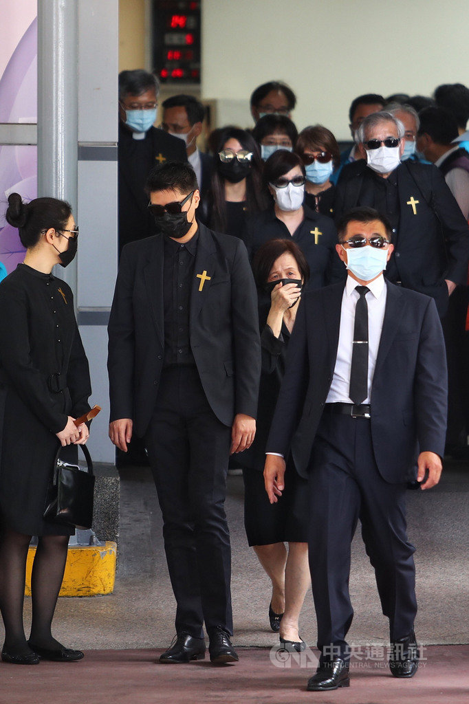 前總統李登輝遺體14日在二殯火化,女兒李安娜、李安妮、女婿賴國洲、孫女李坤儀(前左起)及夫婿趙贊凱、兒媳婦張月雲(前右2)等親屬陪同將靈柩送至火化場。中央社記者王騰毅攝 109年8月14日