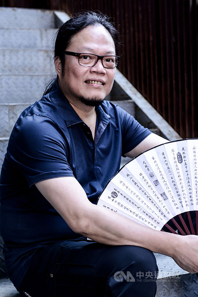 「漫畫才子」蕭言中近年創立「指劍畫派」,結合中國武術動態與禪學,開創個人創作新格局,獲文化部第11屆金漫獎特別貢獻獎。(蕭言中提供)中央社記者王心妤傳真 109年8月14日