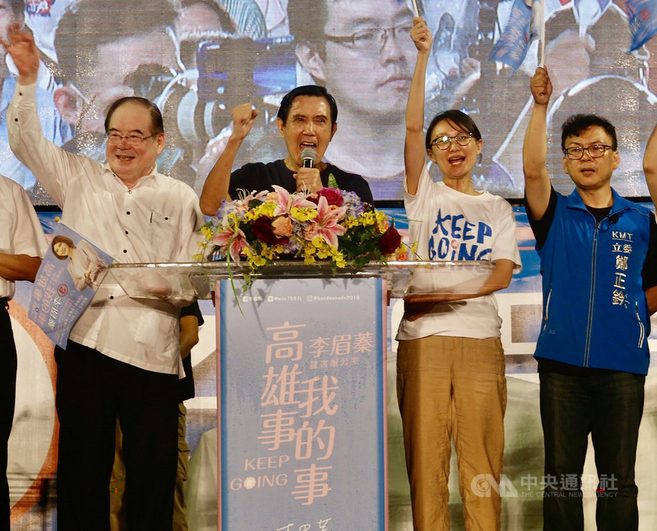 國民黨籍高雄市長補選候選人李眉蓁14日在夢時代旁的台糖物流園區空地舉辦選前之夜造勢活動,前總統馬英九(左2)登台造勢,現場熱情口號聲不斷。左為國民黨秘書長李乾龍。中央社記者董俊志攝 109年8月14日