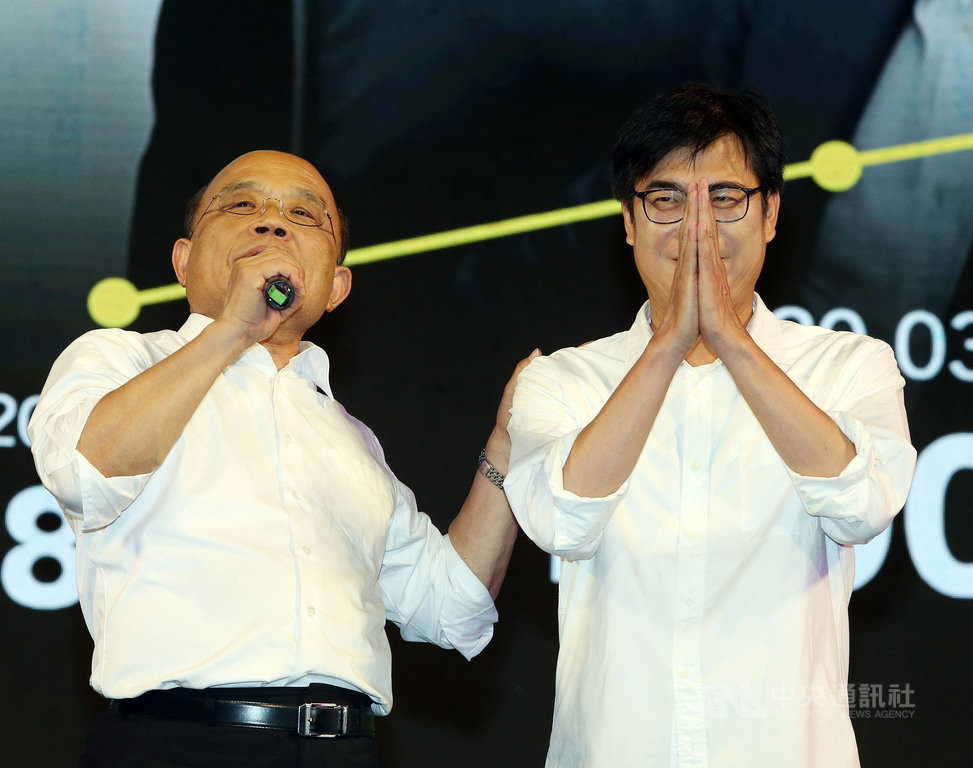 高雄市長補選15日投票,民進黨籍候選人陳其邁(右)14日晚間舉行選前之夜造勢活動,行政院長蘇貞昌(左)站台催票,肯定陳其邁有心、有遠見、有基礎要為高雄的未來打拚。中央社記者郭日曉攝 109年8月14日