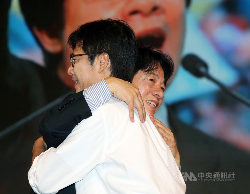 高雄市長補選15日將投開票,14日各陣營展開最後衝刺,副總統賴清德(後)晚間現身民進黨籍候選人陳其邁(前)的造勢晚會,送上溫暖擁抱表達力挺。中央社記者郭日曉攝 109年8月14日