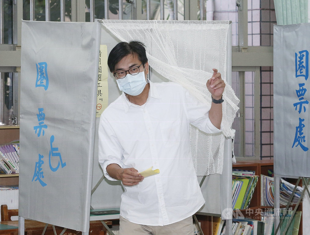 高雄市長補選15日登場,民進黨候選人陳其邁一早就前往左營區新莊國小投開票所投票。中央社記者郭日曉攝 109年8月15日