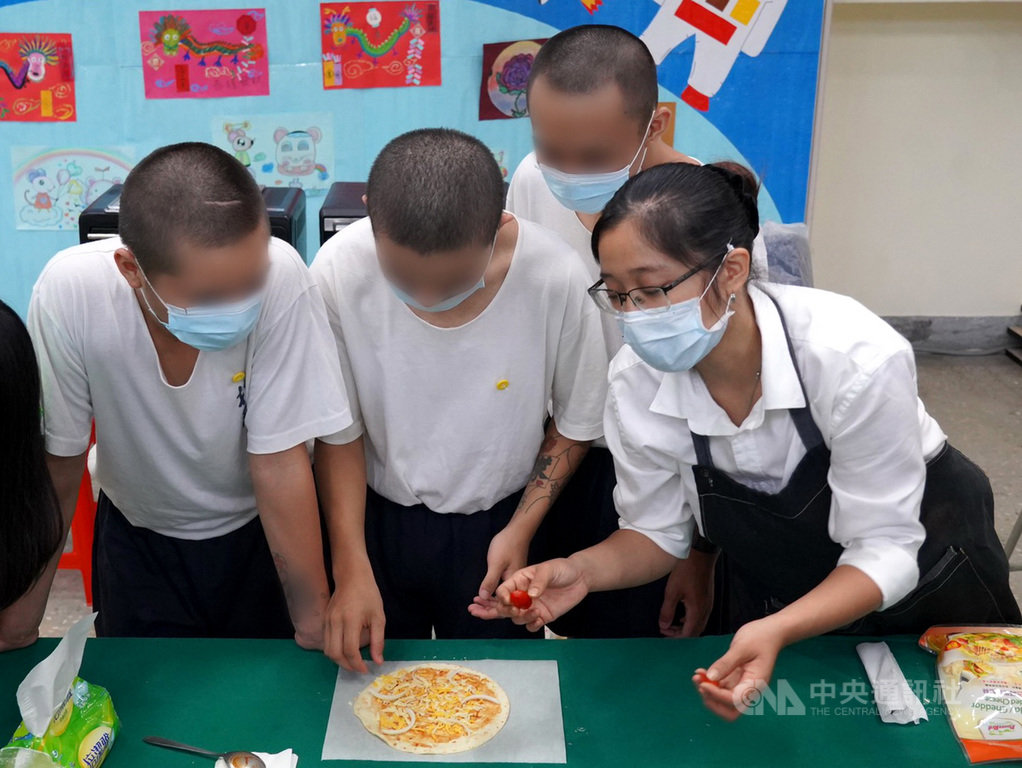 更生少年關懷協會表示,每週五都會進台北少年觀護所為收容少年上課,今年並特別開職場體驗課,14日安排社工、志工現場指導咖啡拉花、調飲料、手作點心等。(更生少年關懷協會提供)中央社記者黃旭昇新北市傳真 109年8月15日