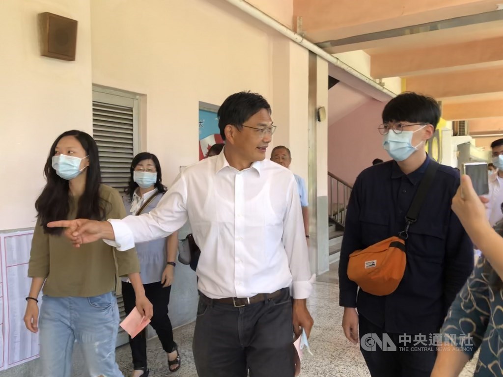 民眾黨高雄市長補選候選人吳益政(前中)15日上午偕兒女到投票所投票,他說,這52天像做了一場連續劇的夢,但故事很具體,雖然過程辛苦,不過投票很愉快,一切都很值得。中央社記者侯文婷攝 109年8月15日