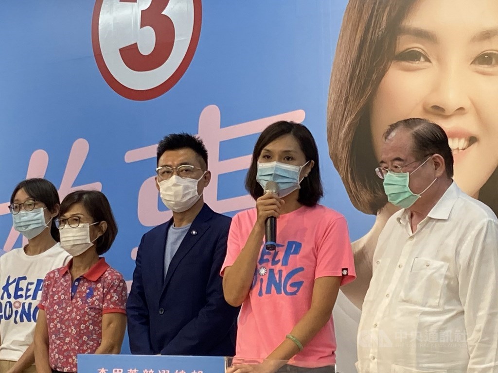 高雄市長補選結果明朗化,民進黨候選人陳其邁得票大幅領先,確定當選。國民黨候選人李眉蓁(右2)15日晚間由黨主席江啟臣(左3)及黨秘書長李乾龍(右)陪同,在競總出面發表談話。中央社記者董俊志攝 109年8月15日