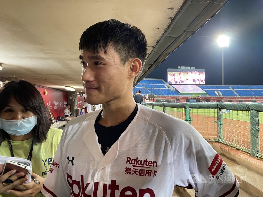 中華職棒14日賽事,樂天桃猿以11比6勝中信兄弟,中止3連敗,林承飛4打數敲出3支安打,包辦3分打點,獲選為單場MVP。中央社記者楊啟芳攝 109年8月15日