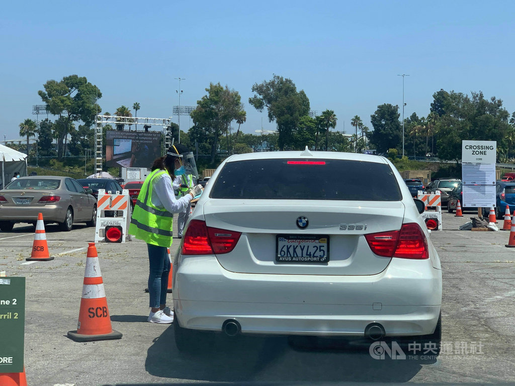 疫情影響下,洛杉磯的道奇球場不開放觀眾,占地廣闊的停車場改設免下車篩檢站。中央社記者林宏翰洛杉磯攝 109年8月15日