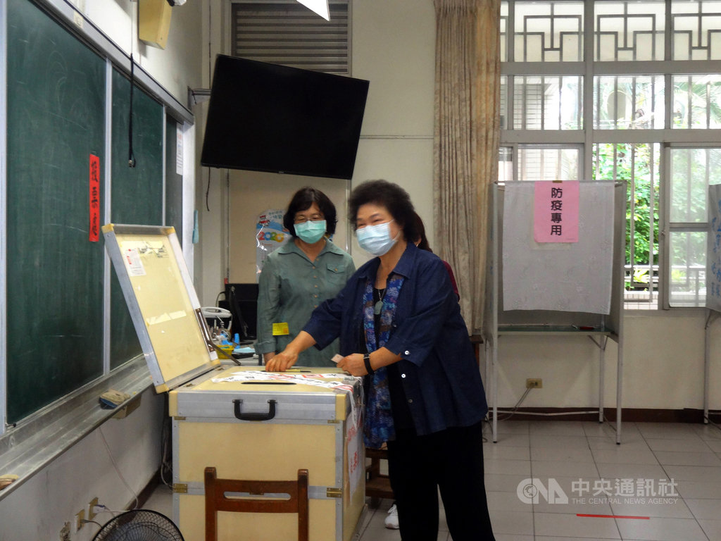 高雄市長補選15日投票,監察院長陳菊(前)上午到左營區新上國小投開票所投票,對於媒體提問高雄一年投3次票感受、預估投票率等,都僅回答「沒有評論」。中央社記者陳朝福攝 109年8月15日