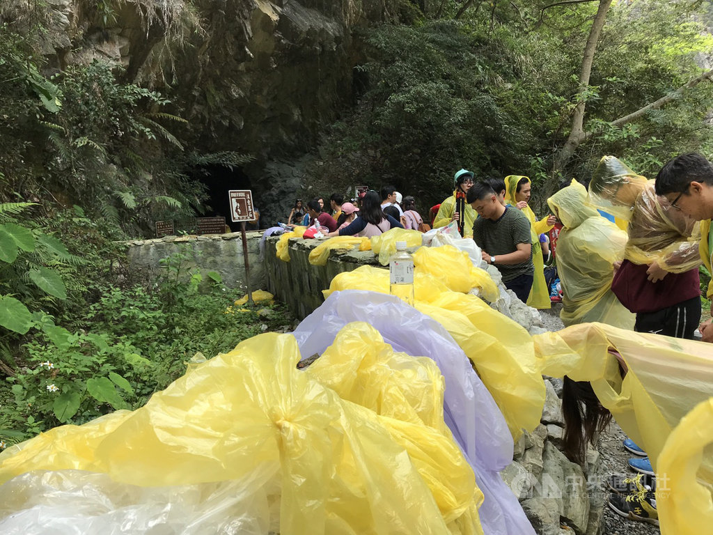 花蓮太魯閣國家公園景點水簾洞是熱門的避暑勝地,最近卻有遊客將雨衣直接丟棄在欄杆上,數量多得有如「雨衣曬衣場」。中央社記者張祈攝 109年8月15日