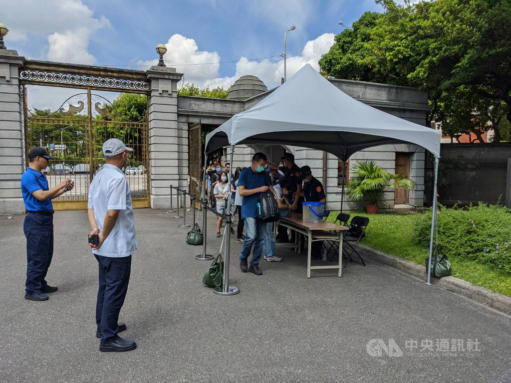 藝人鄭惠中14日到台北賓館的前總統李登輝追思會場潑漆遭逮,警方15日規劃在台北賓館大門設安檢點等措施,並加派員警維安。(民眾提供)中央社記者劉建邦傳真 109年8月15日