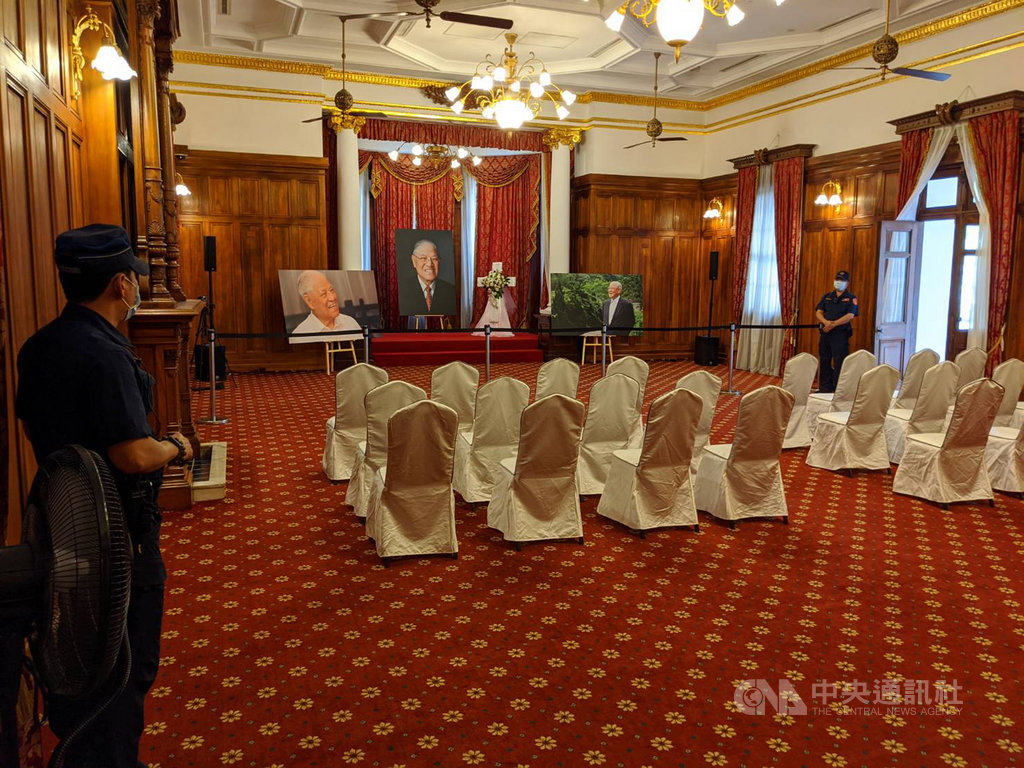 藝人鄭惠中14日到台北賓館的前總統李登輝追思會場潑漆遭逮,警方15日在台北賓館大門口設安檢點,並在內部祈禱室管制民眾帶物品接近照片,防類似案件發生。(民眾提供)中央社記者劉建邦傳真 109年8月15日