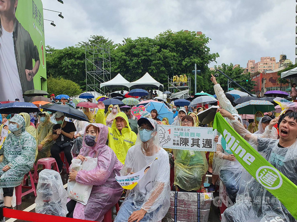 第3屆高雄市長補選15日投開票,儘管午後降雨,民進黨候選人陳其邁的競選總部外,熱情民眾穿起雨衣、撐起傘關注計票進度。中央社記者郭芷瑄攝 109年8月15日