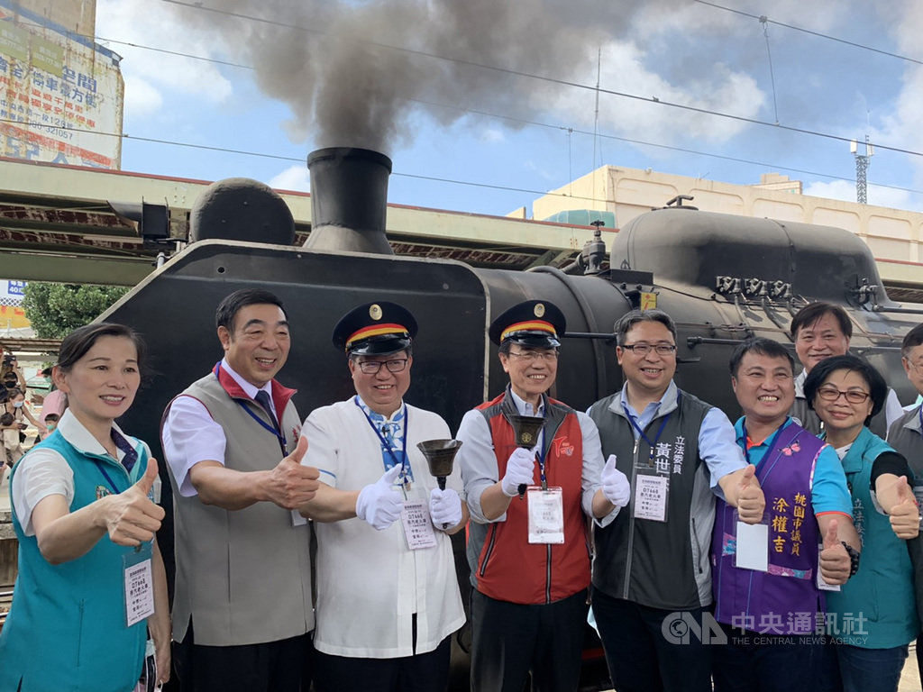 2020富岡鐵道藝術節持續展開,台鐵局15日特別安排「蒸汽火車之王」DT668蒸汽火車從中壢站行駛到富岡站,桃園市長鄭文燦(左3)在台鐵局長張政源(左4)陪同下體驗搭乘。中央社記者葉臻攝 109年8月15日
