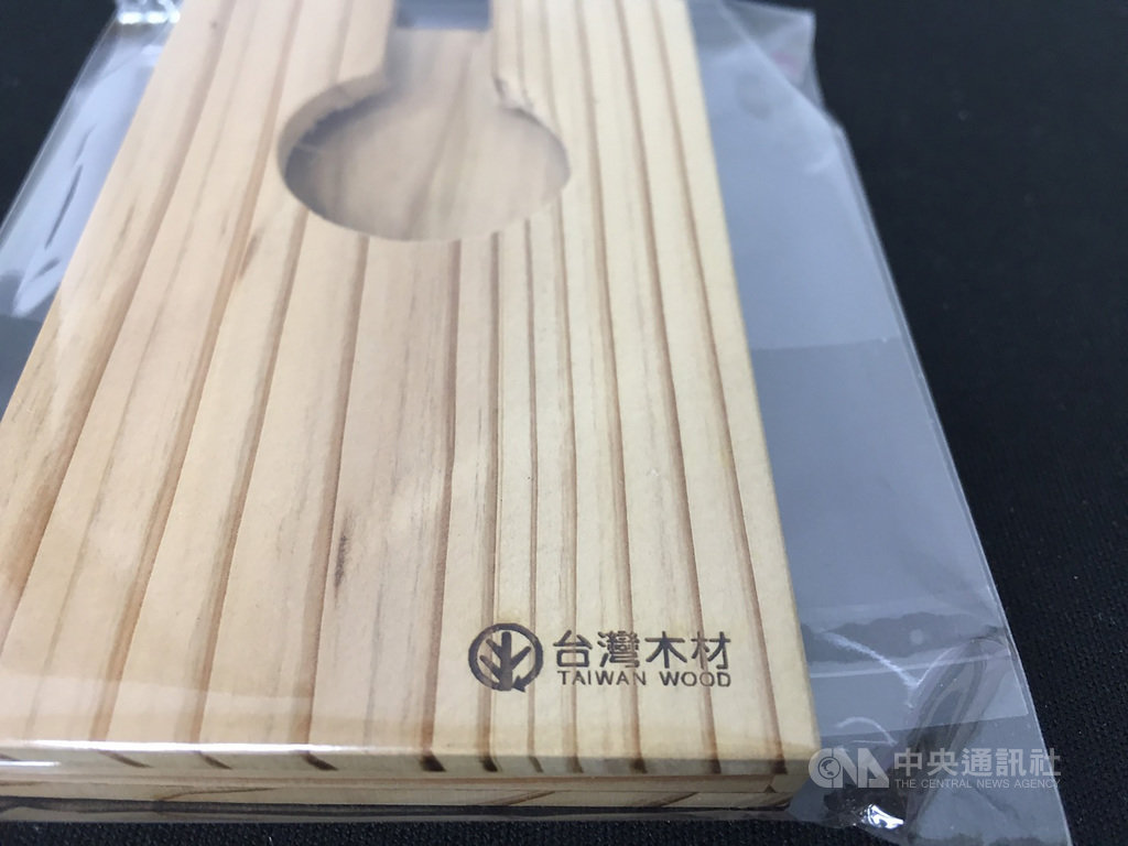 農委會林務局長林華慶15日呼籲消費者,若要購買林木產品,請認明有「台灣木材標章」的產品,讓山老鼠無利可圖,杜絕不法。中央社記者楊淑閔攝 109年8月15日