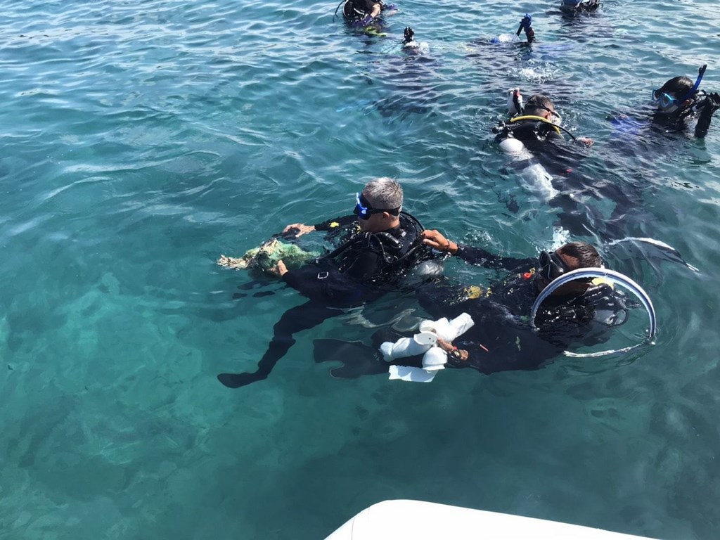 「Discovery 一件好事救海洋」大型淨灘淨海活動15日登場,澎湖近1000人在岸際海灘與海底進行淨灘淨海。中央社 109年8月15日