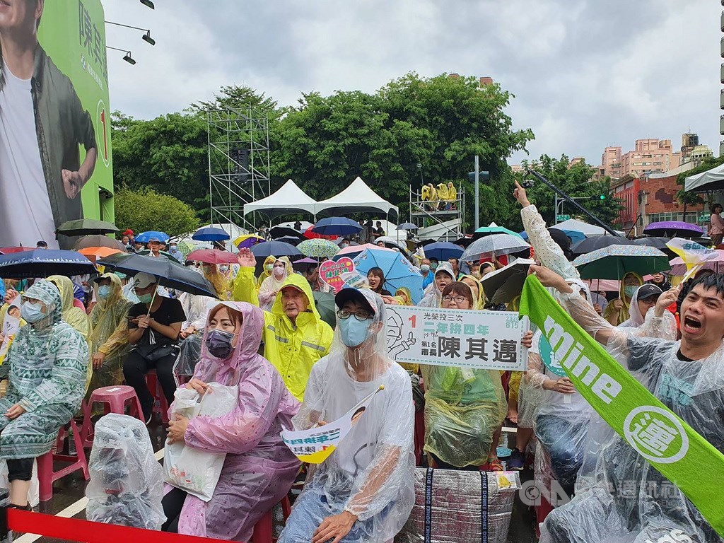 第3屆高雄市長補選15日投開票,儘管午後降雨,民進黨候選人陳其邁的競選總部外,熱情民眾穿起雨衣、撐起傘關注計票進度。中央社記者郭芷瑄攝 109年8月15日